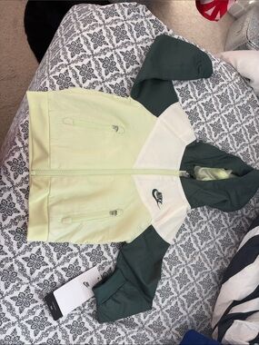 Nike Kids' Colorblock Hooded Windbreaker Jacket in Pale Yellow and Dark Green